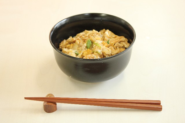 【離乳食中期】鶏ひき肉で作る簡単親子丼