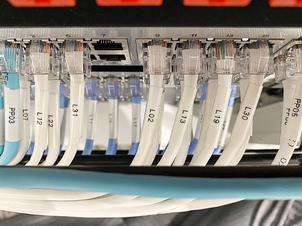 サーバーにつながった無数のケーブルをぐちゃぐちゃにせずものすごくキレイに整理した写真集 - GIGAZINE