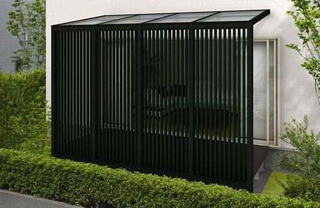 パーゴラと目隠しフェンスの プライベートウッドデッキ パーゴラ, プライベートガーデン, ウッドデッキのフェンスウッドデッキ・フェンス施工会社リーベワークス│ハードウッドの施工はお任せください