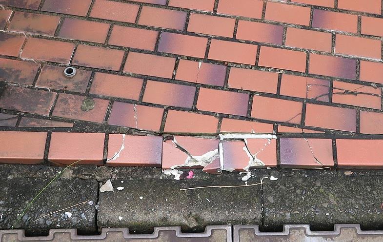 芝生も雑草だらけ！駐車場のスリット部分をレンガにDIY - YouTube