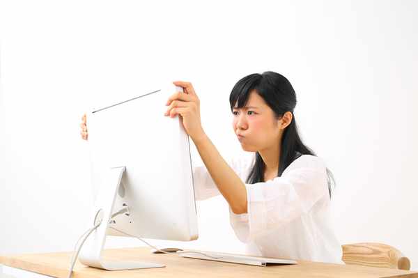 パソコンから大音量で警告音！ でも慌てないで。画面に表示されている電話には決して電話しないでください。オンラインで学べるパソコムプラザ