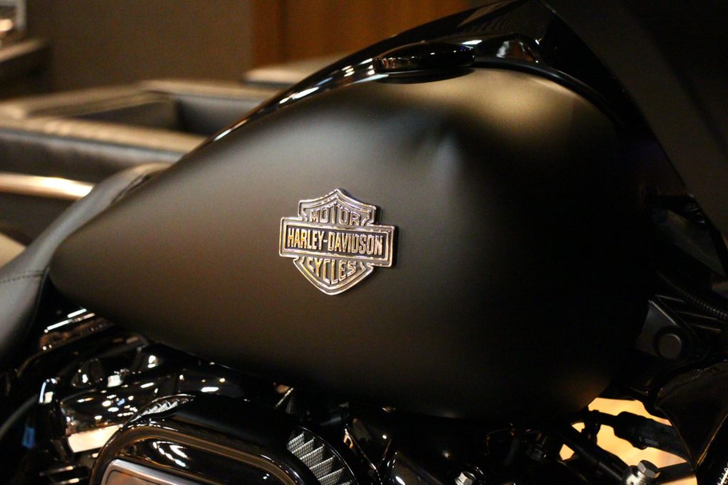 ハーレーのタンク エンブレムを交換ハーレーカスタム日記