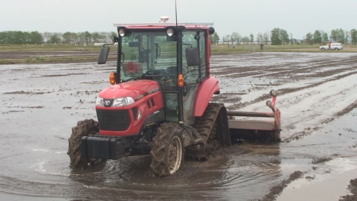 無人トラクターで農業従事者の自由時間を増やす