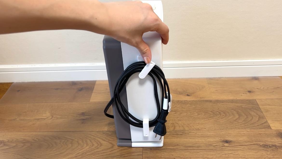 セリア 考えた人天才！だらっと垂れるコードをまとめるためのフックが曲面に貼れない を解決できるアイデアグッズを発見サンキュ