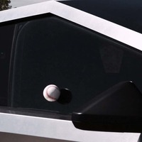 テスラサイバートラックのボディに矢を射る様子