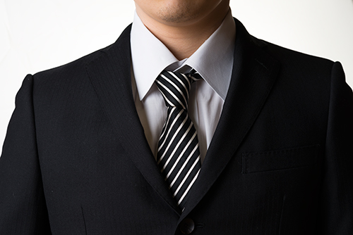 フリー写真スーツを着る男性のポートレイトでアハ体験GAHAG著作権フリー写真・イラスト素材集 - GAHAG著作権フリー 写真・イラスト素材集