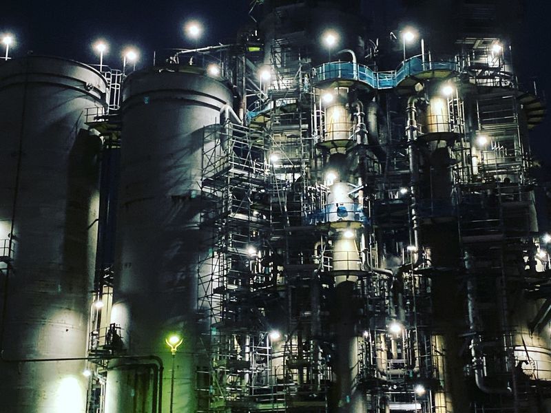 屋形船で工場夜景を巡る旅で非日常を手軽に味わうクルージングナビ貸切クルージングなら東京湾アニバーサリークルーズ