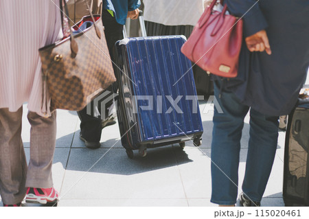 外国人観光客による電車やバスへの大型スーツケース持ち込みトラブルが続々「専用スペースを予約したのに使えない」「出口を塞がれた」 市民の日常生活にも影響マネーポストWEB - Part 4