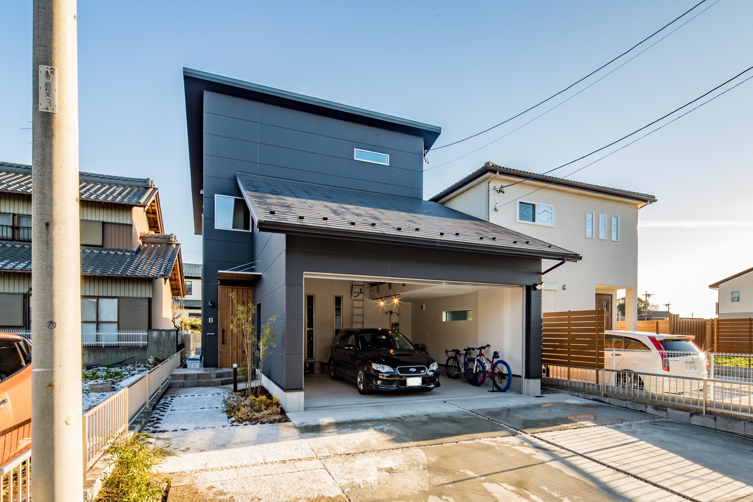 室内から愛車を眺めるビルトインガレージ11選Houzzハウズ