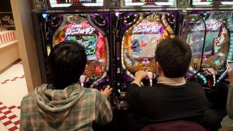 パチンコに熱中する人のイラストかわいいフリー素材集 いらすとや