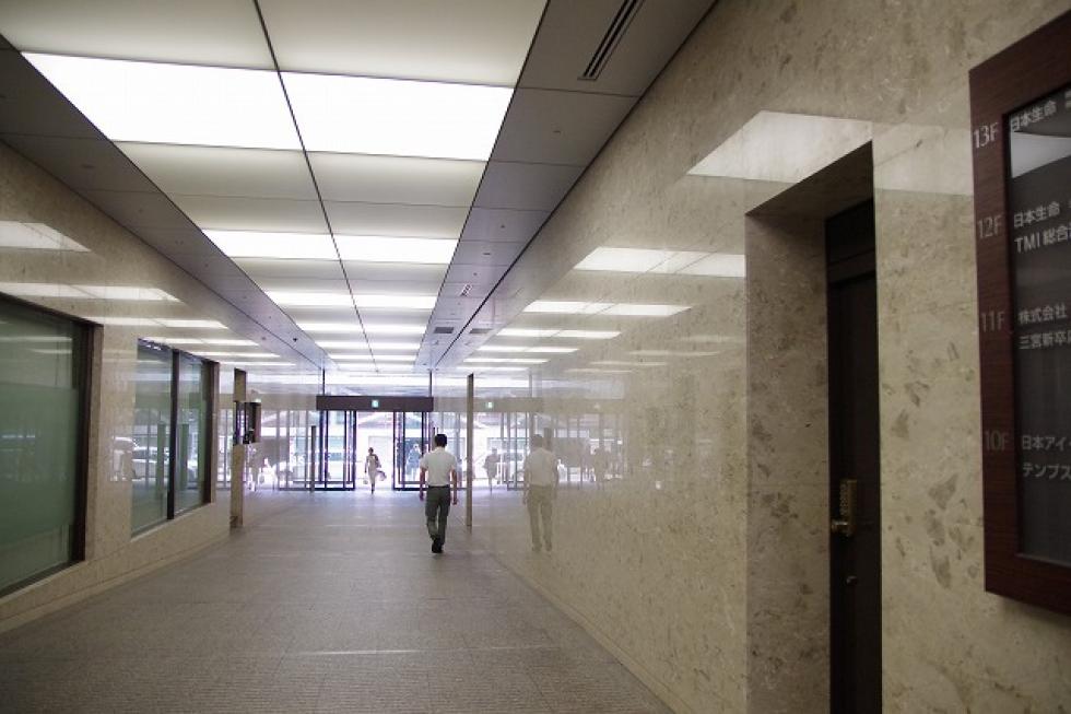 左 日本生命保険が所有する「日本生命博多駅前ビル」。隣接する西日本シティ銀行の本店本館跡でも再開発が進んでいる 右 博多駅前に立つ「博多新三井ビルディング」。テナントの退去が進んでいる＝いずれも5月、福岡市- 博多駅前再開発、天神を上回るオフィス需要 空