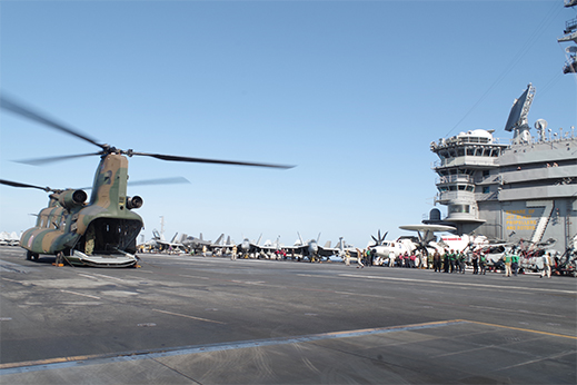 2022年5月26日 空母エイブラハム・リンカーンとYOKOSUKA軍港めぐり