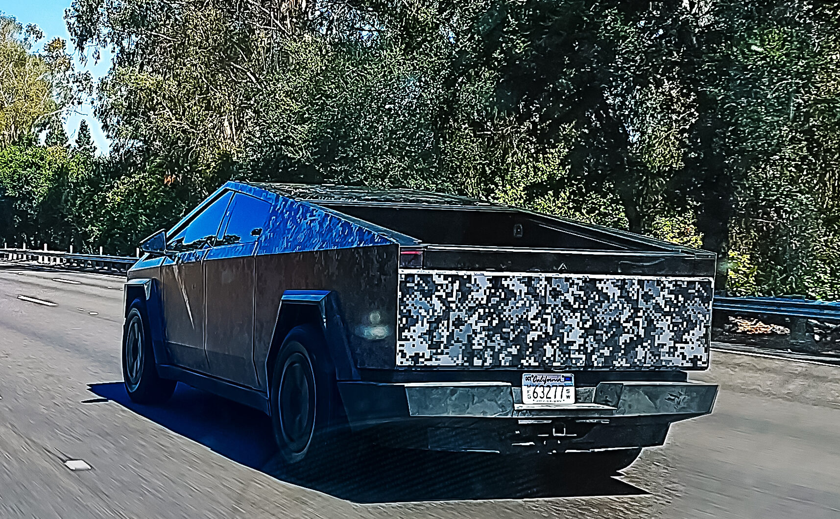 テスラ サイバートラック日本上陸。ステンレス製ボディ、重量3t、全長5.7mの巨体の存在感は凄い！1 2- スマートモビリティJP