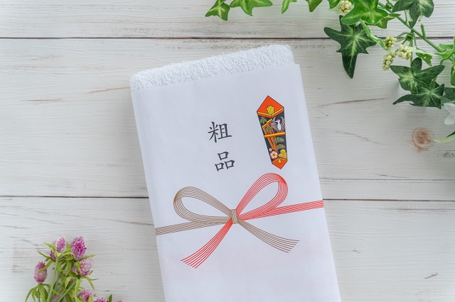 進呈」の意味とは？類語「贈呈・寄贈」との違いや対義語も解説TRANS.Biz