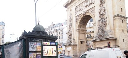 ユーロエステートの地区・治安・生活情報：パリ2区のメトロ：Strasbourg - Saint-Denis駅ストラスブール サンドニ :大きな門と雑多な商店街