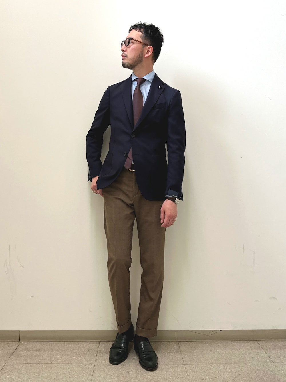 メンズネイビーパンツコーデ ビジネス・カジュアルに合う着こなしを知れば難しくないビジネス・オフィス・スマートカジュアル専門通販