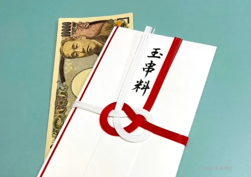 封筒に入ったお金黒バック縦 写真素材4776619- フォトライブラリ