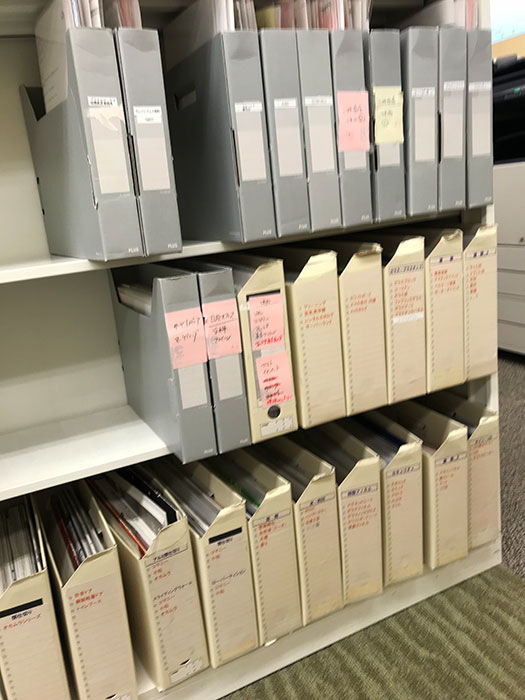 オフィスでのパンフレット収納：紙は用途で適切な置き方が変わる - 新オフィス片づけ110番