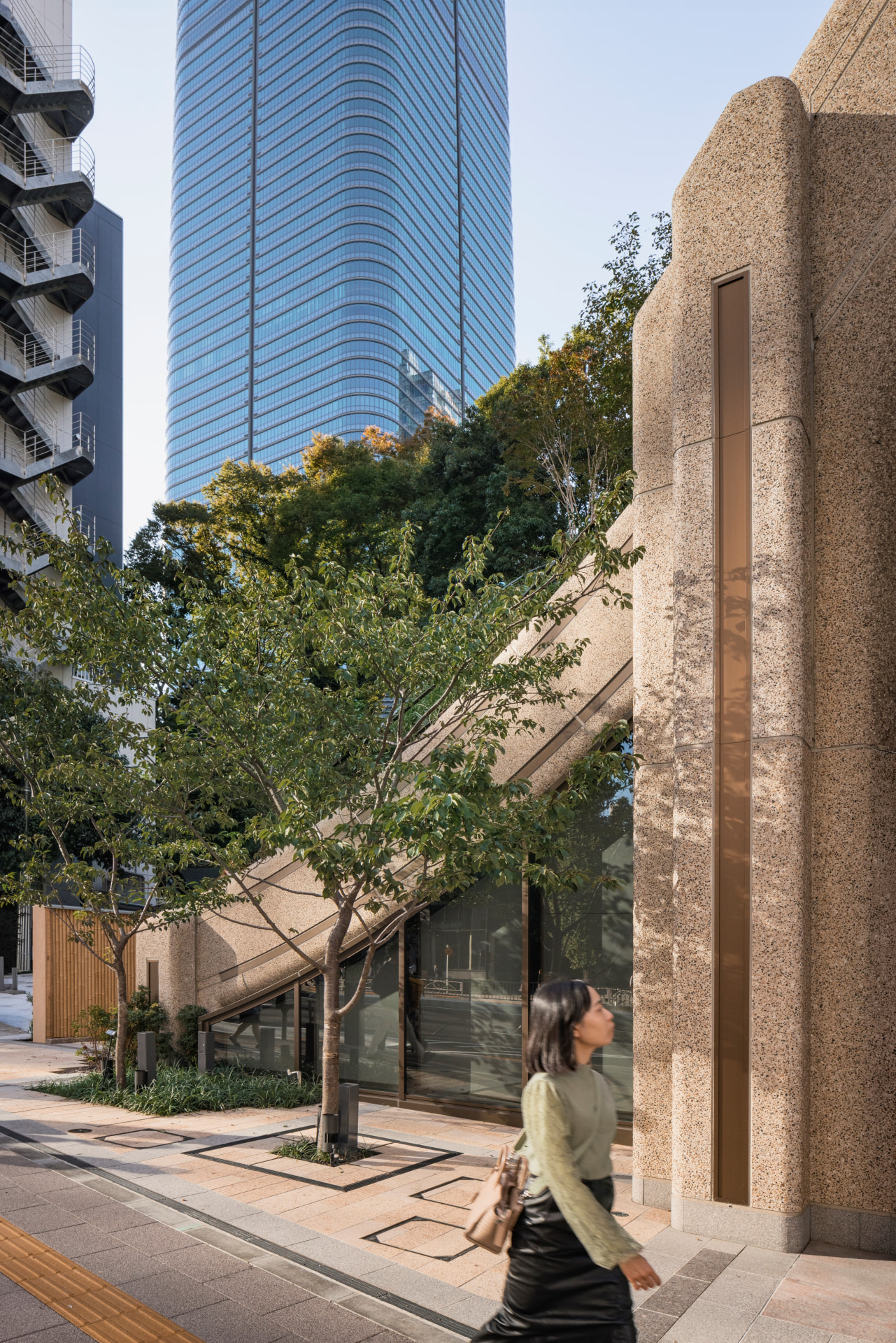 ヘザウィック・スタジオによる、立体的な庭園で包まれた 麻布台ヒルズ 低層部 - TECTURE MAG テクチャーマガジン空間デザイン・建築メディア