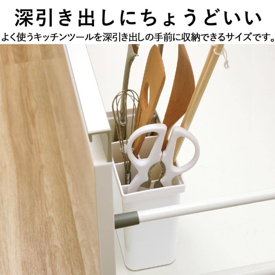 お玉やフライ返しの収納は100均でスッキリ！引き出しより快適