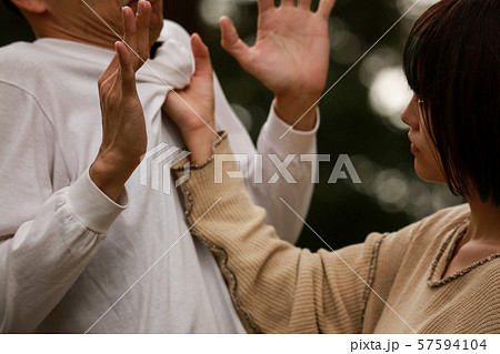 Que veut dire 胸ぐらを掴むむなぐらをつかむmunagurawotsukamu? - diction