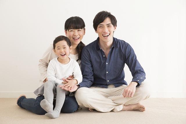 夫氏久々も私も久々の海外旅行すぎて飛行機に持ち込める液体量に混乱。 ぜーんぶひっくるめて100ml以下とか余裕で無理なんだがwwwネットで調べてもよく分からず最終的にCAさんの従姉妹にLINE。笑付箋漫画風イラストハワイ旅行記