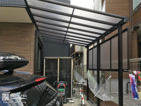 隣家目隠しフェンス テラス屋根用側面パネルの外構施工例 現場番号：8184- ファミリー庭園