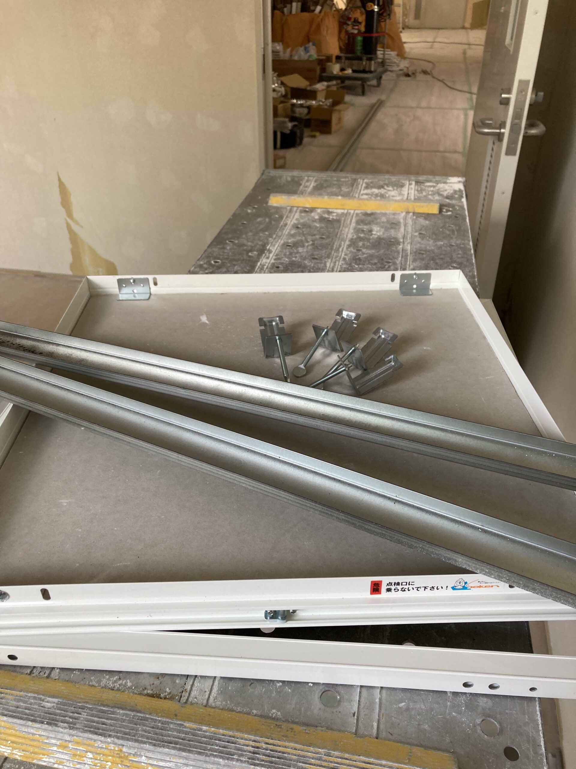 airconditioner_maguma マグマ冷熱工業です！ 現場で会った職人さんが点検口を取り付けるために、自作の「生けどり」治具を使っていたので見せてもらいました^_^丁寧に作られていて凄いと思いました😁点検口天井点検口いけどりくんいけどりナカ工業