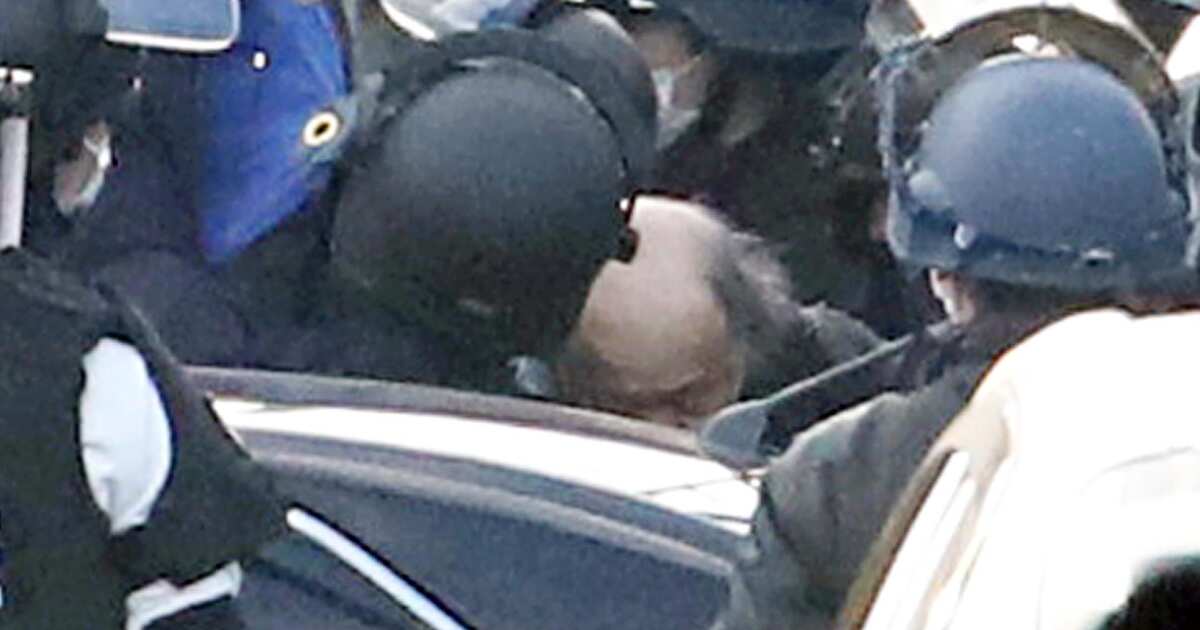 交通安全運動 警察署主催埼玉県警西入間警察署主催の交通安全運動出発式が坂戸市内の小学校で開かれました。同校の児童が交通安全スローガンで全日本交通安全協会会長賞を受賞した事がきっかけでした。 全校児童が下校前に校庭に集合し、白バイ・パトカー・事故処理