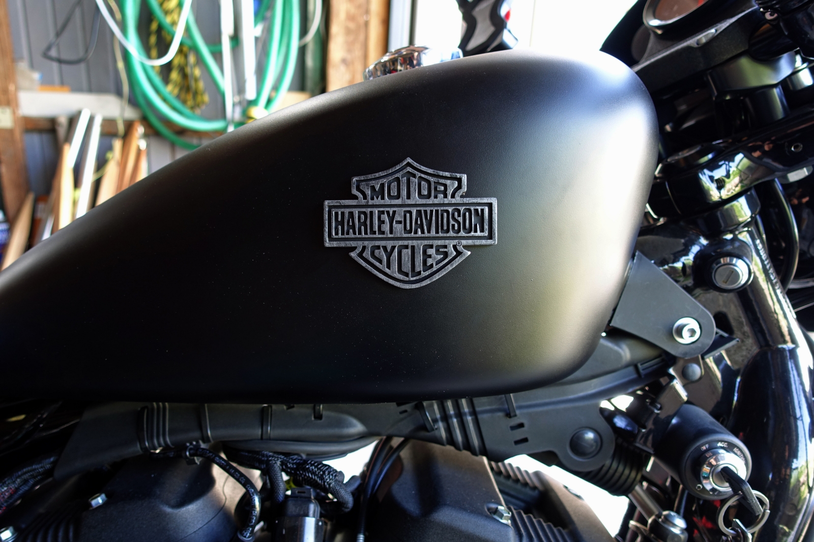 ハーレータンク用レトロエンブレム ボルト取付ステイ付き 中古 シルバー - メルカリ