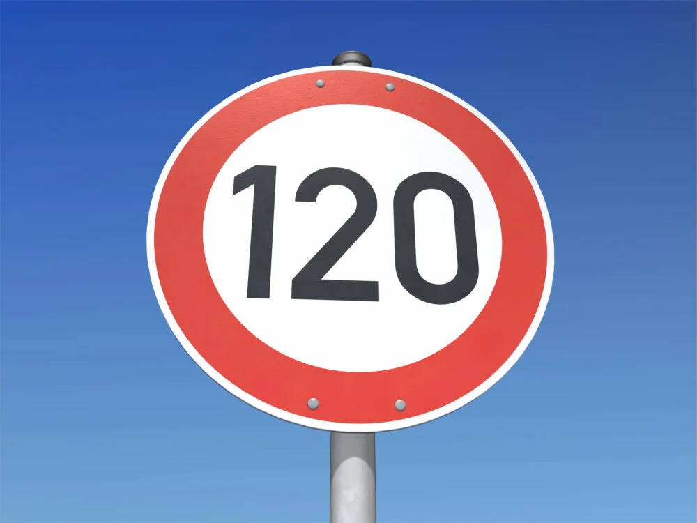 スピード違反に注意！罰金や点数次第で免停も 生活道路の法定速度変更へ