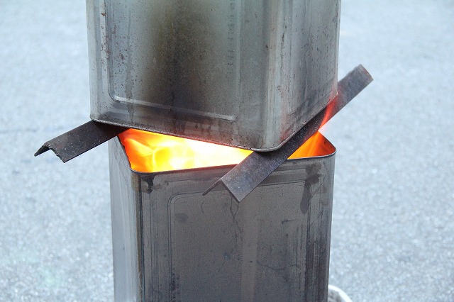 二次燃焼する焚き火台を自作│ペール缶ウッドストーブの作り方わんじきブログ