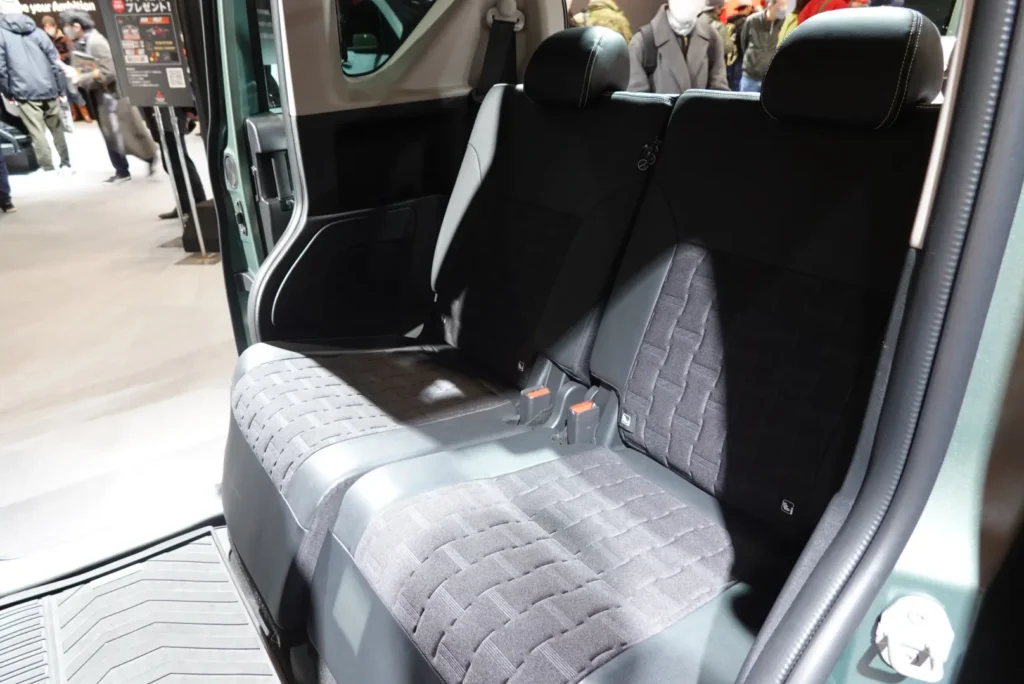 ゴツかわいい」新型軽ワゴンで「車中泊」可能!? 初公開された「デリカミニ」の「寝床」性能を予想するくるまのニュース -2