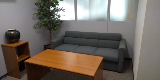 手話｢応接室｣ 対応+部屋 動画,日本語・英語 字幕付き , 手話単語ができるようになります🖐️🪽,難聴者、聴覚障がい者、ろう者、手話を学びたい人へ、おすすめ🦻,ぽよみ @poyomi_signlanguage , 片耳難聴👂,手話・手話歌🐰🎶, 障がい者や障がい児へ寄り添った活動をしているよ👸🦻, sign language “reception room”video,