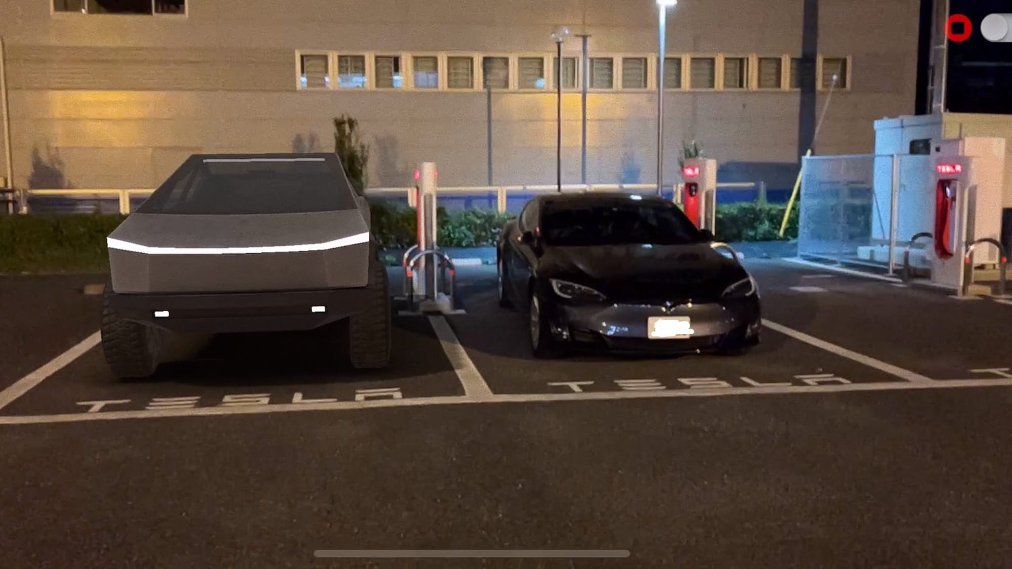 世界が驚愕したテスラのサイバートラック、待望の納車開始。圧倒的動力性能と外部給電機能初搭載も注目点 - スマートモビリティJP