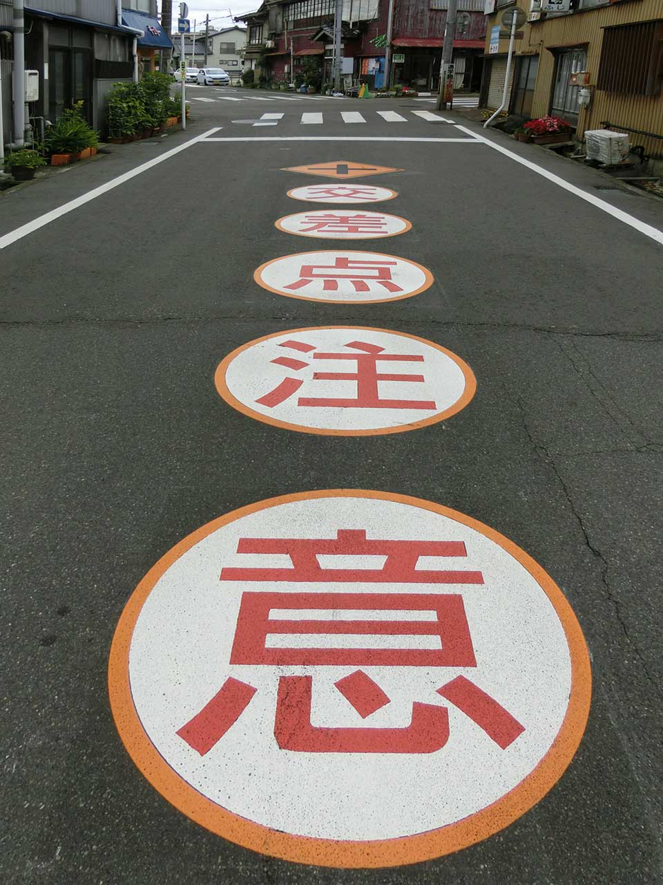 この先十字路ありの標識の写真素材83602493- PIXTA