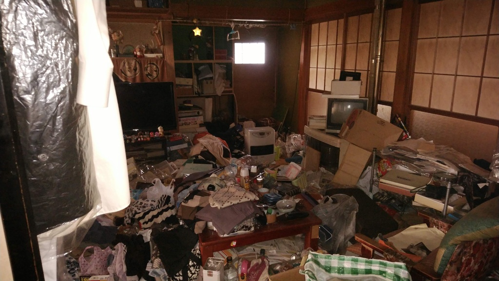 ゴミ屋敷に住む男性のイラスト - いらすと本舗