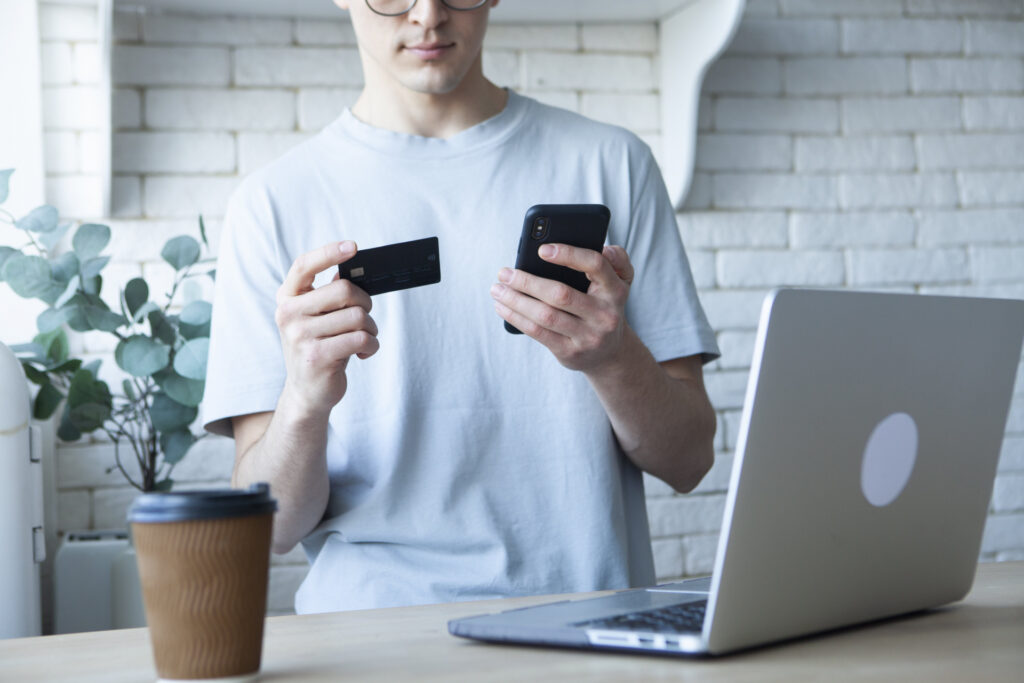 クレジットカードのパスワードを入力する女性と店員 11069015448 の写真・イラスト素材アマナイメージズ