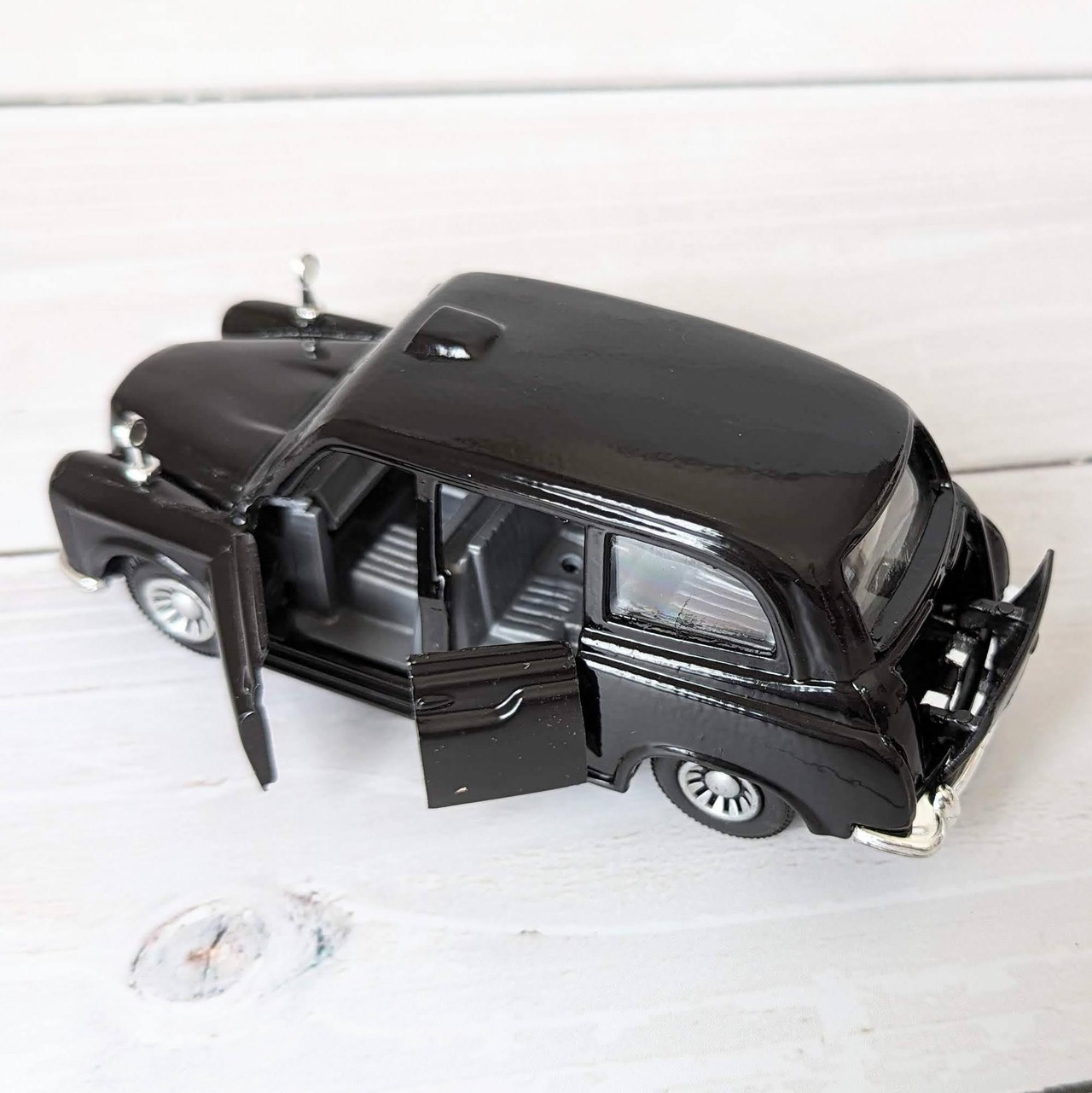 Black Cab vs. Uber ― 変わりゆくロンドンの足 LONDON STORIES- ENGLISH JOURNAL