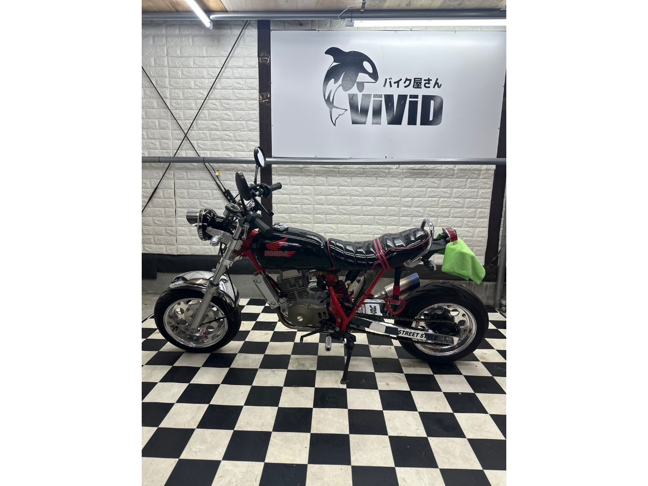 ホンダの原付レジャーバイク「モンキー50」ってここまで変わるの!? 純正パーツの方が少ない至極のフルカスタムバイクのニュース