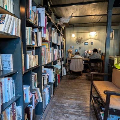 高円寺のカフェ『エセルの中庭』で、『アール座読書館』のオーナー渡邊さんが創ったもう一つの物語と紅茶を味わう。さんたつ by 散歩の達人