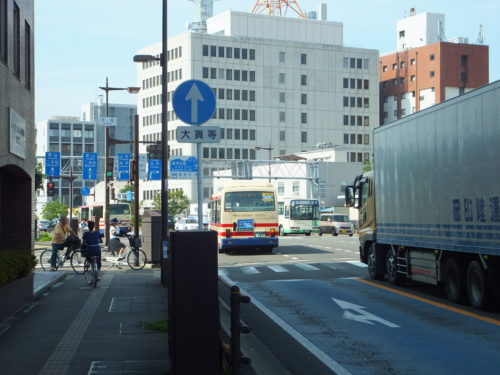 バス専用通行帯と優先通行体の解説