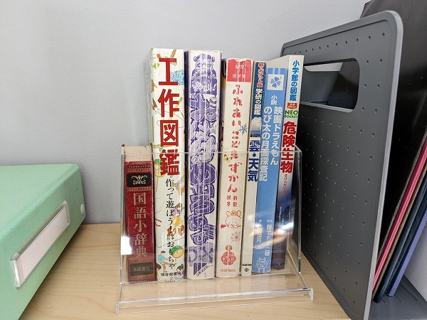 ダイソー のブックエンドがいろいろ使えて便利！おすすめの活用法を紹介PrettyOnline