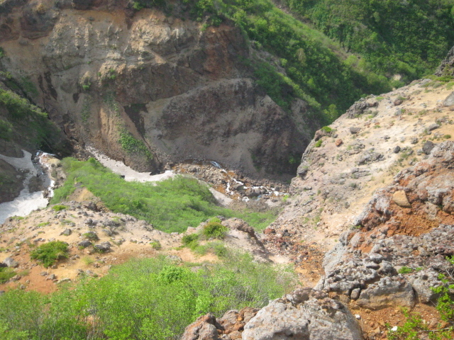 蔵王エコーライン駒草平 駐車場から見た夜景 遠すぎるのか？ホント下手っぴで 設定も何が良いやら分からない まま撮影本当は御釜に行って夕暮れの撮影しに行きましたが、視界ゼロガス晴れず諦めて、帰り際に撮影してきました😭 夜景、星空撮影は向いてないかも？ですね😅