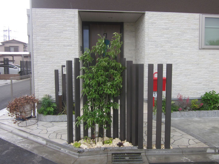 すっきりデザインの目隠し、スリットフェンスのご紹介新着情報外構工事・ガーデニング・エクステリア神戸・西宮・宝塚・川西・芦屋・三田のフィーリングガーデン