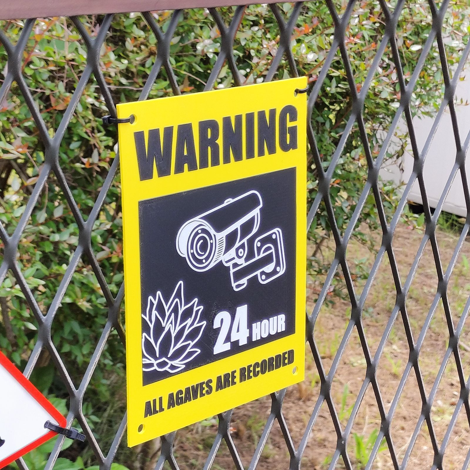 防犯カメラ作動中 正方形黄 - 看板印刷屋のプレート看板専門店