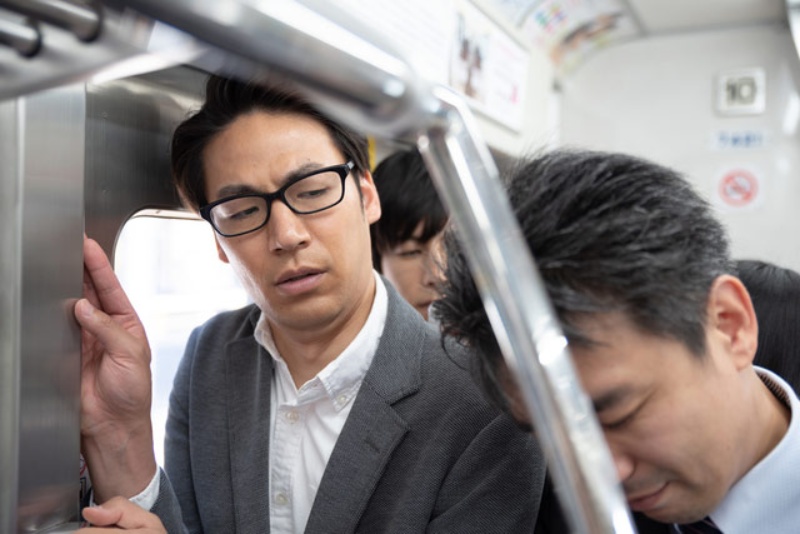 昭和の満員電車がいまと変わらなさすぎて二度見した