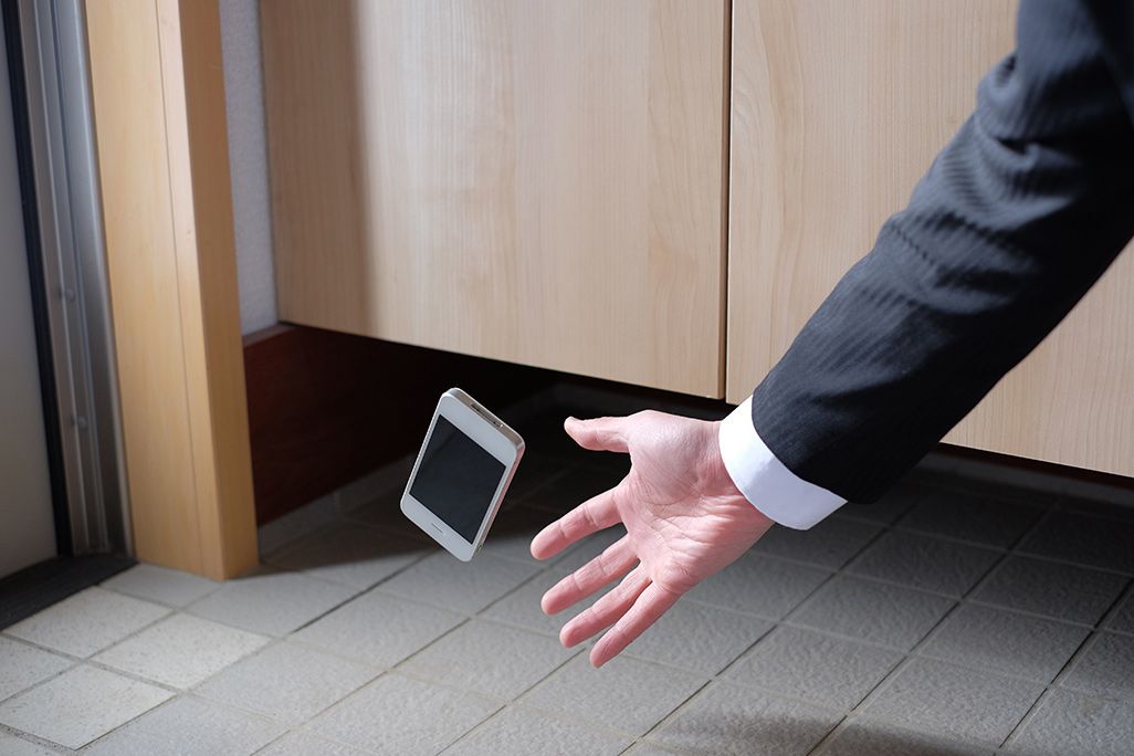 スマホの画面が割れたまま使っても大丈夫？ 対処方法もあわせて解説