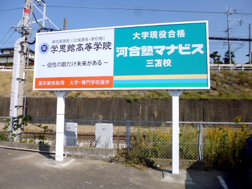 自立表札・自立看板│ブラックを基調としたシックで落ち着いた雰囲気の自立型銘板