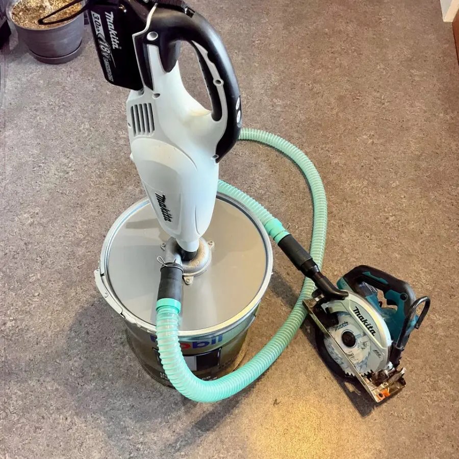 マキタ掃除機 サイクロンアタッチメントを取り付けたままクルマの掃除電動工具のすすめ